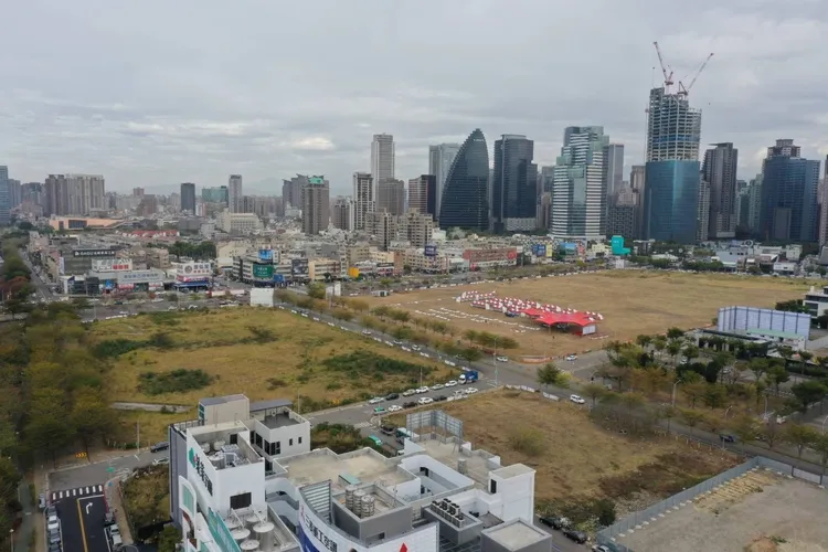 橫跨西南屯的單元二，地處精華，官司訴訟爭議不休。資料照片