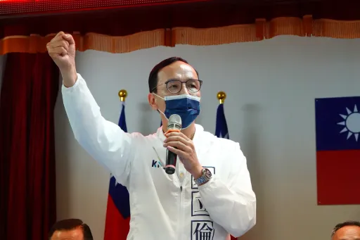 朱立伦批绿发现金太慢！　许智杰呛：别人吃面，他在旁边喊烧！