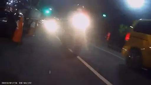 暗夜伸魔爪还跟车！高雄女骑士狮吼功发威　鬼祟男落荒而逃