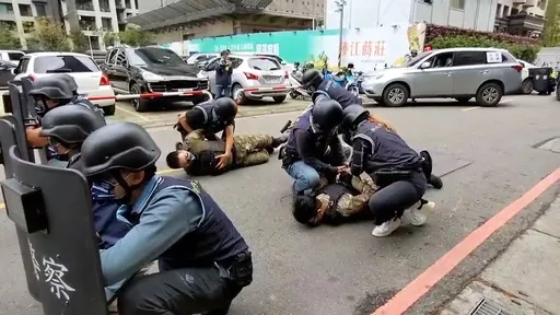 迷彩長槍歹徒搶銀行挾人質 新莊警防搶演練太逼真 民眾驚嚇報案
