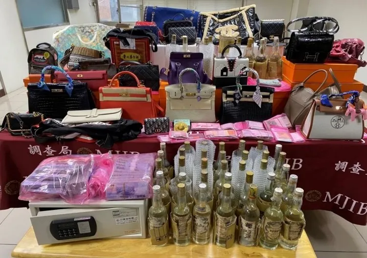 台北地檢署指揮調查局查扣不法所得現金、名牌包、名酒等。最高檢察署提供