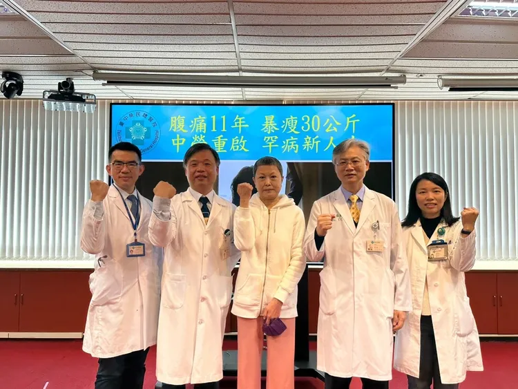 王女士罹患紫質症一度全身癱瘓，如今不再發作，恢復生活功能。中榮提供