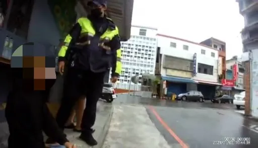 台东光脚男未戴安全帽还酒驾上路 警拦查送办却做这件事让人暖暖的