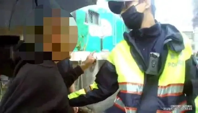 警員詢問王男基本資料。關山分局提供