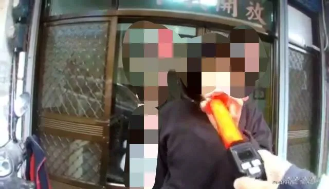 王男渾身酒氣，警員對他實施呼氣酒測。關山分局提供