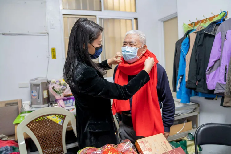 高虹安也親自為73歲何文升爺爺送上好禮、披上圍巾，並一起貼春聯，讓何爺爺感動倍感溫馨。新竹市政府提供