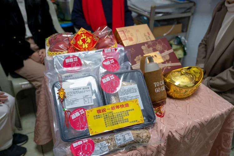今年「新竹市專屬春節福袋」，內有保暖圍巾、保溫瓶、春節禮盒及5菜1湯的澎湃年菜。新竹市政府提供