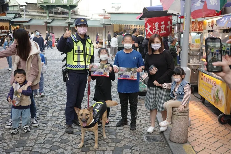 平安萌樣吸引許多民眾一同合影。三峽警分局提供
