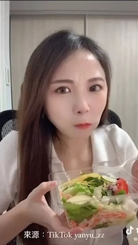 中午生菜沙拉,但晚餐.....。本影片截圖經「TikTok :yanyu_zz」授權刊登