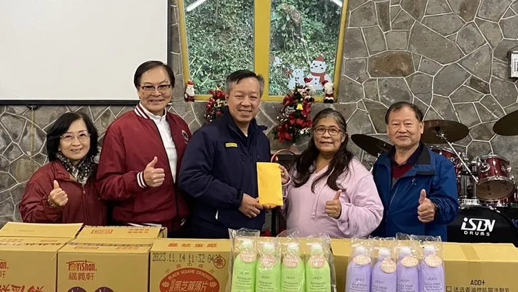 新莊分局長林溫柔偕同新莊警民關係促進會寒冬送暖。新莊警分局提供