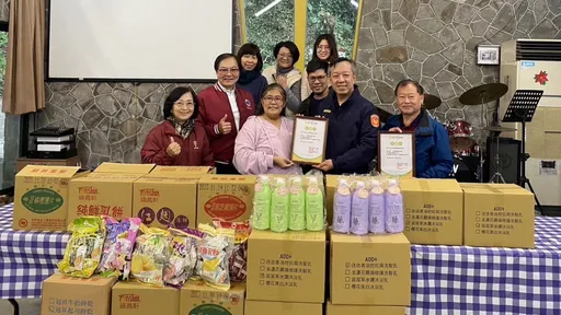 新莊警偕善團寒冬送暖 春節將至!助育幼院童過好年