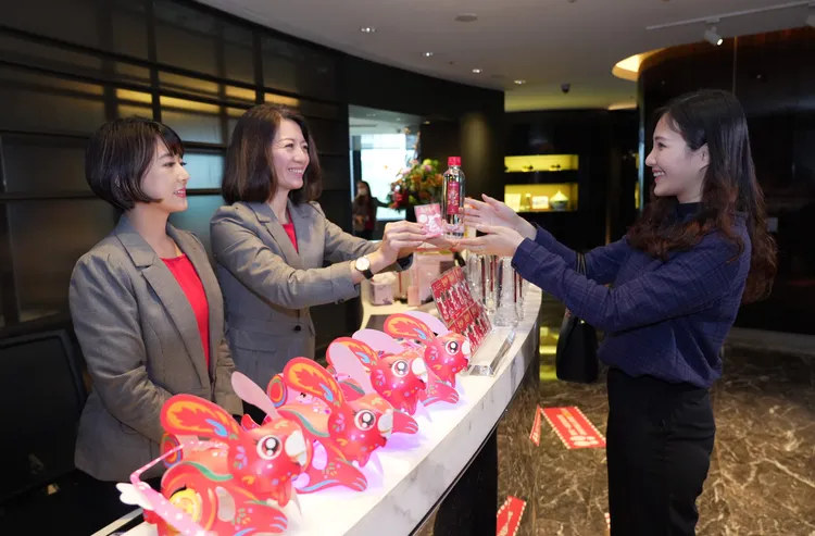 台新銀行1月起於全臺101家分行致贈兔年發財金、開運水與賺錢兔小提燈給來行民眾。