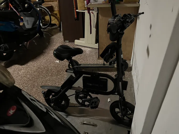 警方呼籲，停放腳踏車及電動自行車，應加上大鎖以防止失竊。翻攝畫面