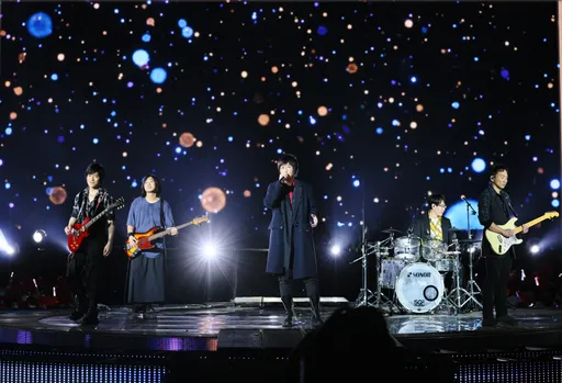 五月天演唱會第6夜下雨了 阿信放話:雨停五月天跳街舞