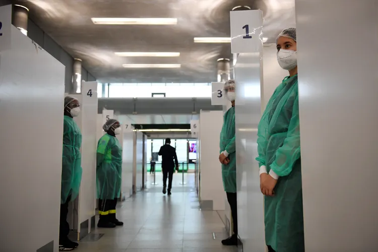 法國醫療人員在戴高樂機場，等候對來自中國的旅客實施檢測。法新社