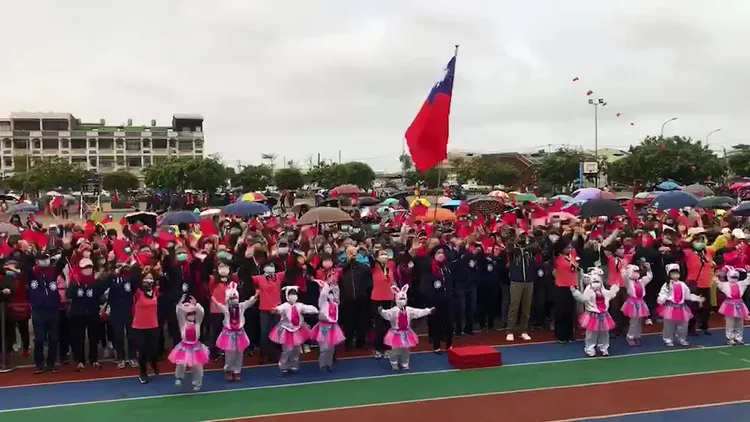 參加元旦升旗的民眾個個精神抖擻。彰縣府提供