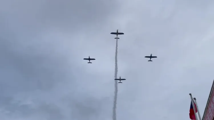 4架鯊魚競賽機衝場引發民眾驚呼。彰縣府提供