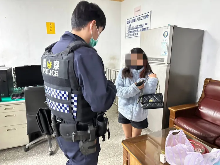 警方把少女帶回派出所。大園警分局提供