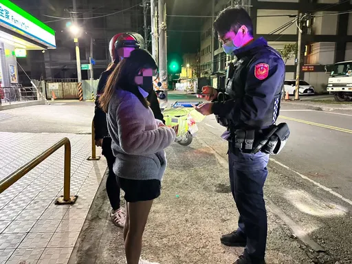 少女手機沒電街頭徬徨　大園警及時救援解圍