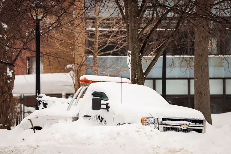 美國去年聖誕節遭逢強烈暴風雪來襲，紐約州多地積雪嚴重，車輛動彈不得。路透社
