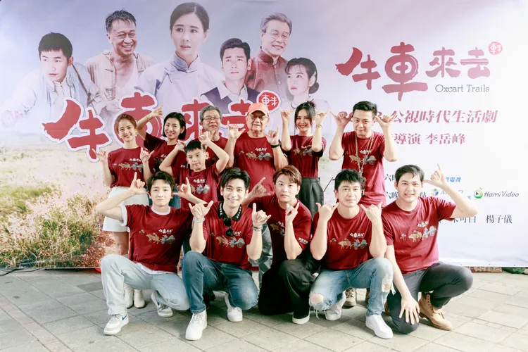 李岳峰導演（中）率演員到年貨大街宣傳，前排左起為葛丞、楊子儀、蕭景鴻、潘逸安、康乃星，後排左起為臧芮軒、米可白、邵宇匯、楊烈、安心亞、廖錦德。公視、禾豐製作提供