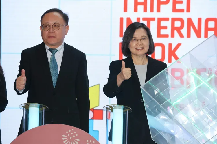 蔡英文(右)出席2023台北國際書展。彭欣偉攝