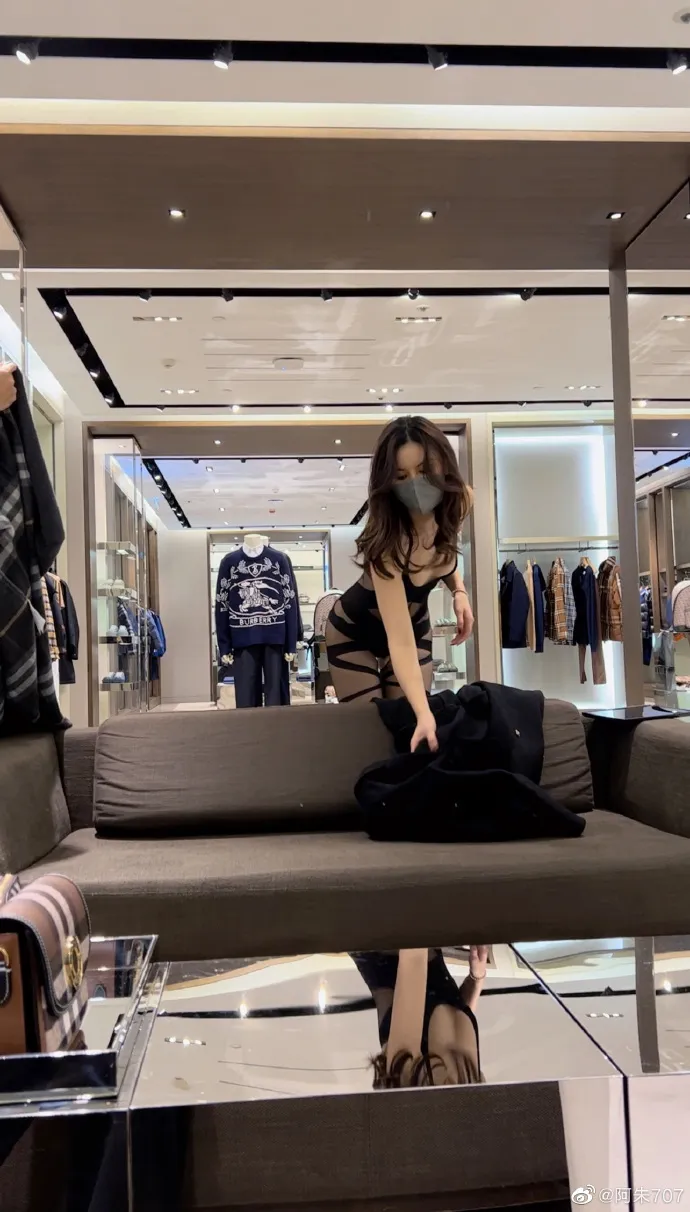 正妹當場脫衣試傳引熱議。翻攝自微博/阿朱505