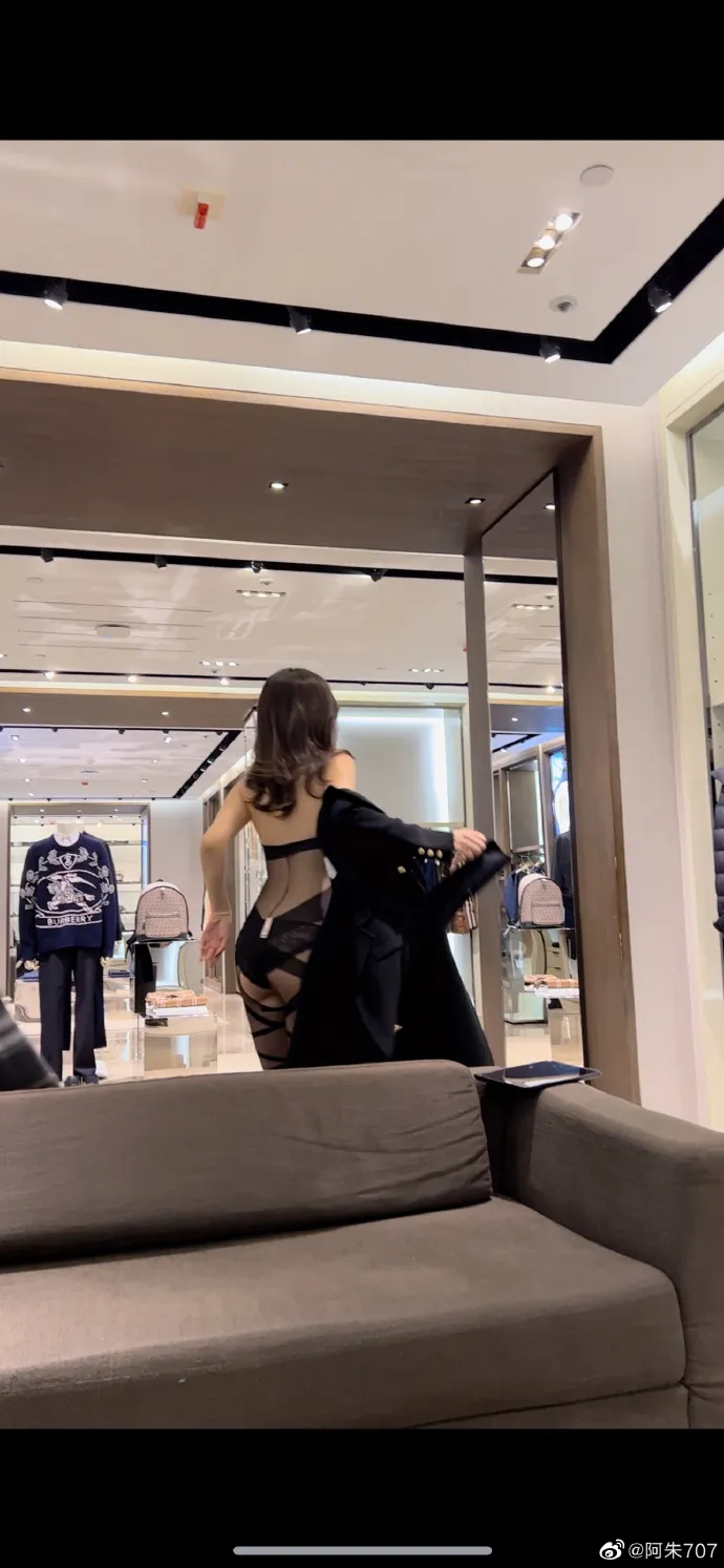 正妹當場脫衣試傳引熱議。翻攝自微博/阿朱505