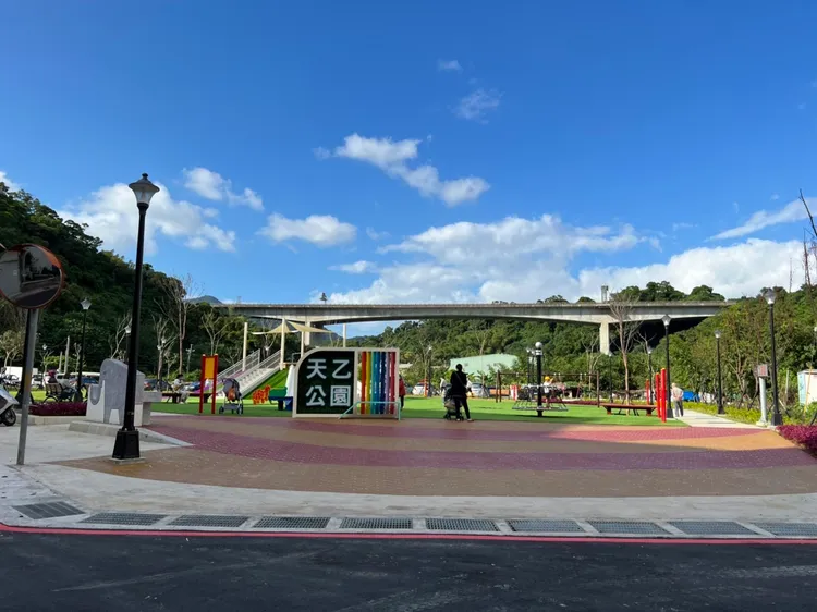 五股區天乙路一處，約2600平方公尺空地，改善後成特色公園。工務局提供