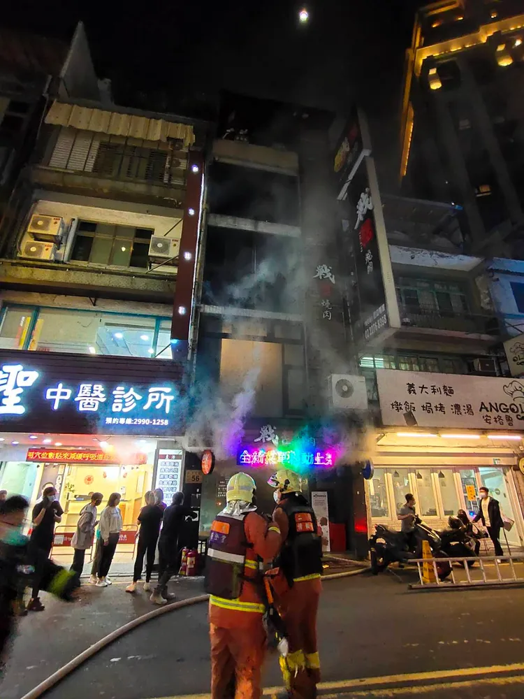 警消獲報趕抵現場灌救。新北市消防局提供