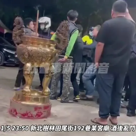 警方到場壓制現場衝突。翻攝自社會事新聞影音