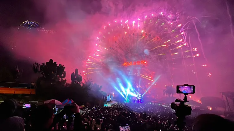 今年施放煙火過程中，因煙霧未消散，導致華麗煙火秀打了折扣。魏嘉良攝