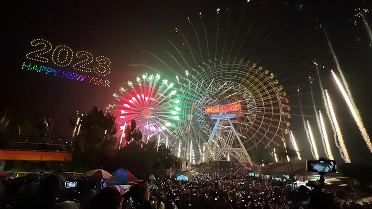 摩天輪煙火分5篇章，夜空中接續爆發，繽紛璀璨。魏嘉良攝