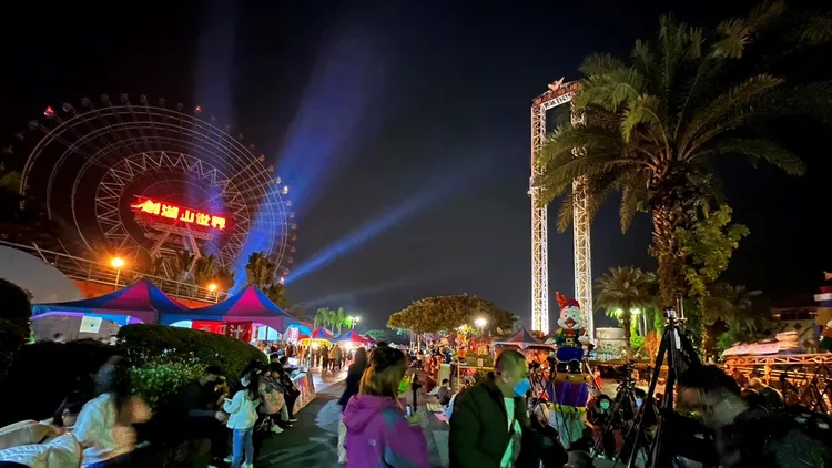 許多攝影愛好者31日中午便入園卡位搶最佳攝影位置。魏嘉良攝