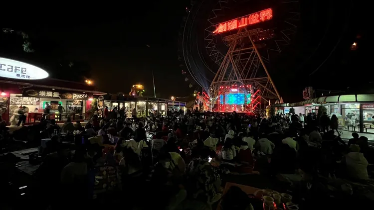 跨年晚會晚間七點開場，與滿場觀眾同歡準備倒數。魏嘉良攝