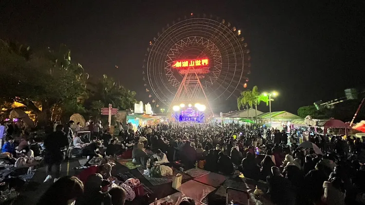 萬人跨年夜湧劍湖山樂園倒數賞摩天輪煙火秀。魏嘉良攝