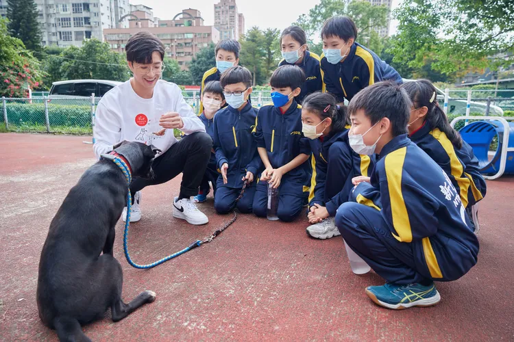 江宏傑帶領桌球隊小朋友送愛給浪浪。自然食Natural10 提供