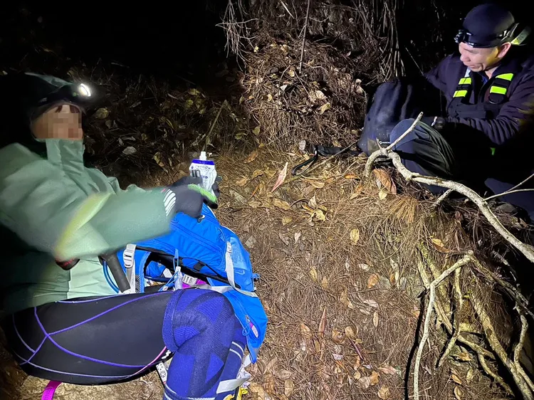 陳姓女子獨自攀爬馬崙山迷路，順利被搜救人員尋獲。民眾提供