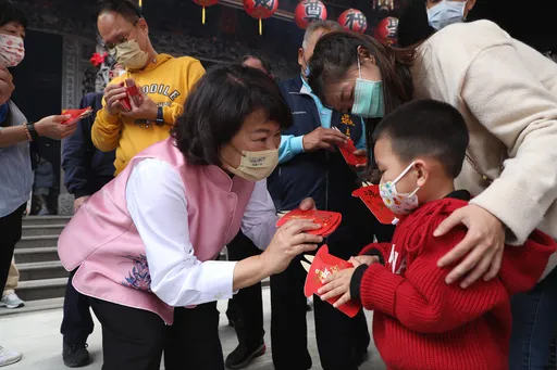 黃敏惠大年初二發開運紅包 人氣旺旺!民眾排隊搶領沾喜氣