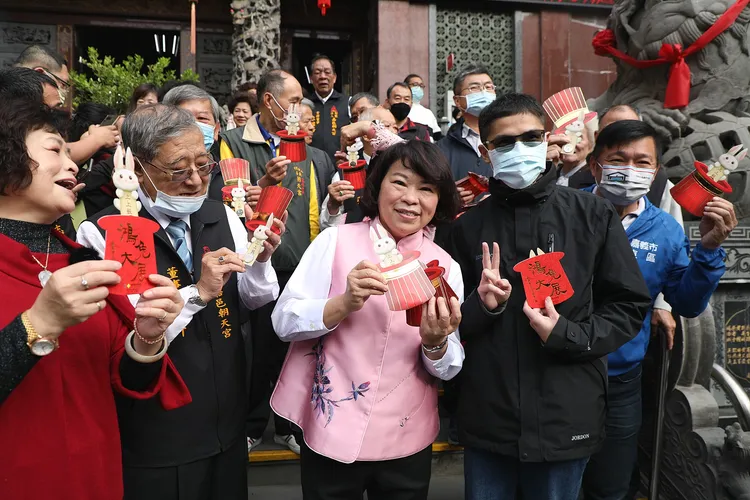 黃敏惠在朝天宮發送限量兔年開運小紅包。市府提供