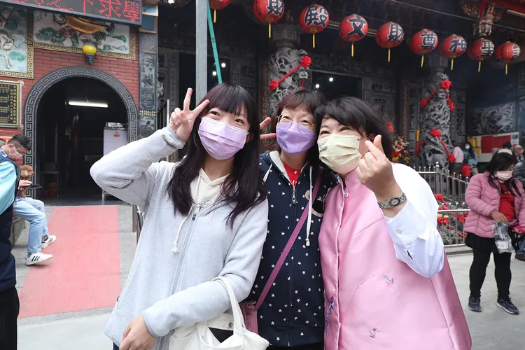 黃敏惠在文財殿發送限量兔年開運小紅包。市府提供