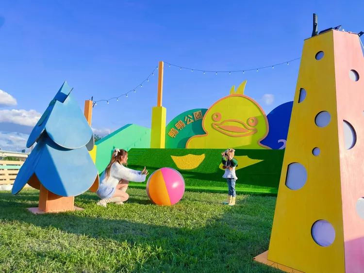 今年「新北鴨鴨地景藝術展」以「童話森林夢遊時光」為主題。新北水利局提供