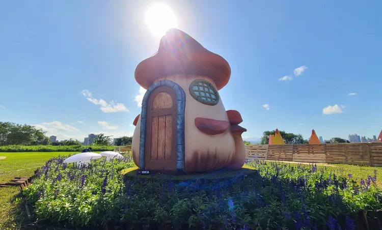 現場還有童話故事裡受歡迎的「巨大蘑菇花房」。新北水利局提供