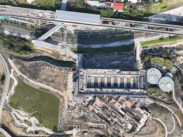 新北市美術館自開工即遭遇新冠疫情影響及營建缺工、缺料嚴重衝擊，目前正全力趕工中，此圖為施工中的美術館現況。新北市府提供