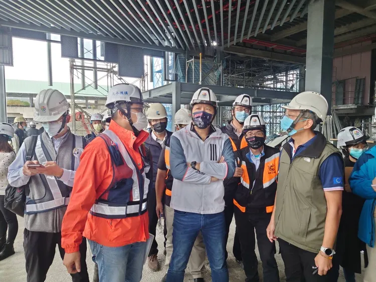 新北市美術館趕工中，新北市副市長朱惕之（右3）昨（5）日親自前往視察，了解工程進度，指示整體工程必須如期如質完成。新北市府提供