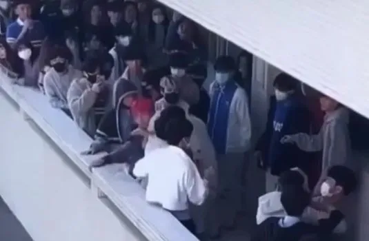 雙方打成一團。翻攝記者爆料網