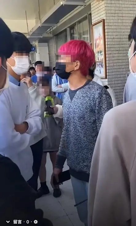 紅髮男學生不斷對著白衣學生飆罵三字經。翻攝記者爆料網