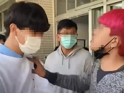 紅髮男學生推了對方一把，接著朝他揮拳。翻攝記者爆料網