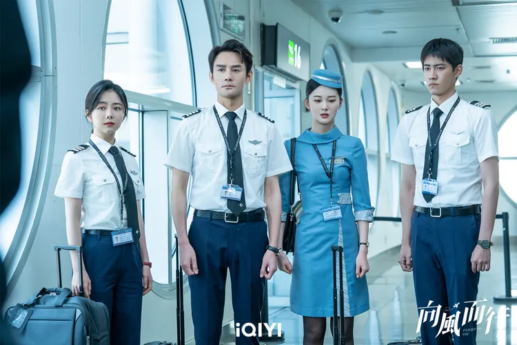 劇中譚松韻（左起）和王凱都為飛行員，穿著機長制服。愛奇藝國際站提供