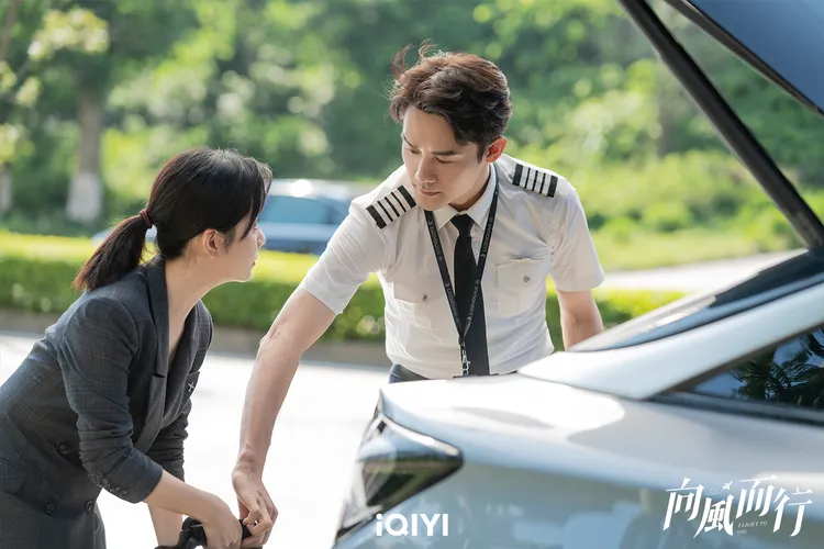 王凱（右）和譚松韻劇中曖昧推拉引粉絲喜愛。愛奇藝國際站提供